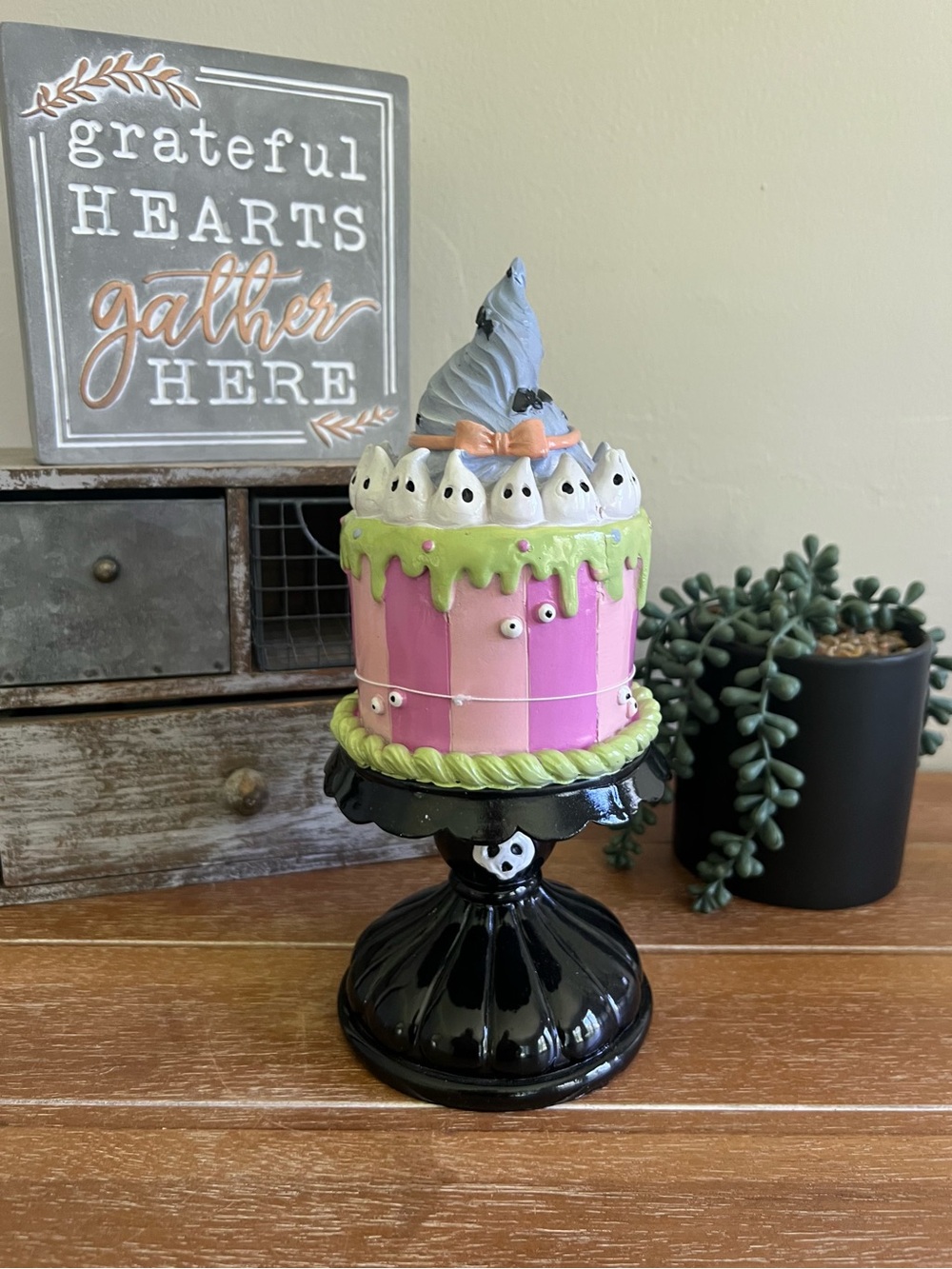 New Halloween Decorative Eyeball Cake on
Pedestal